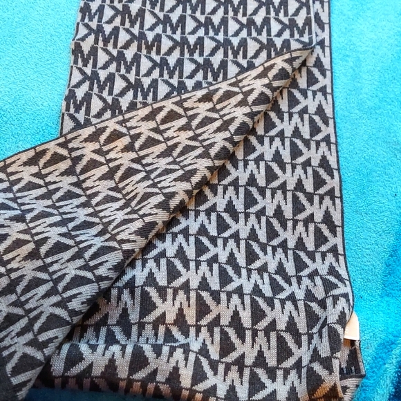 Micheal Kors Beanie and Matching Scarf - Picture 4 of 6